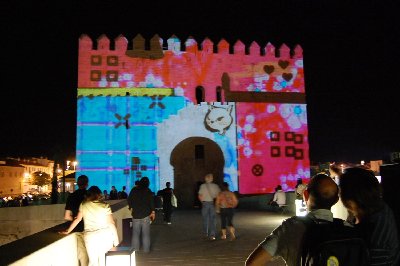 El colectivo Miga proyecta un Videoataque en la Torre de la Calahorra