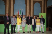 Foto de familia de participantes y autoridades asistentes a la jornada. 