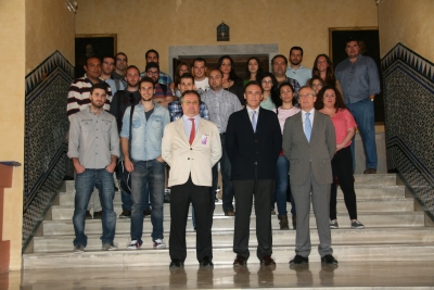 Alumnado y autoridades acadmicas juntos en la foto de familia de participantes en el curso.