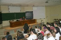 El profesor Manuel Vaquero analiza en el aula magna de Enfermera las medidas preventivas frente a la gripe A