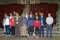 Foto de familia de autoridades universitarias junto a  alumnado y profesorado del IES Maimnides.