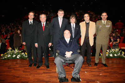 El rector junto a los galardonados