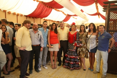 El rector( en el centro) con representantes estudiantiles y del equipo de gobierno tras el acto de entrega de diplomas