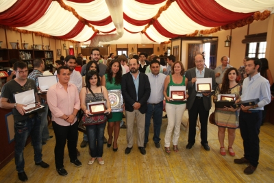 Los premiados con sus placas de reconocimiento