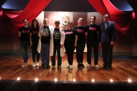 El rector de la UCO con los finalistas del certamen Cuntame tu tesis en la Gala central de la Noche de los Investigadores 