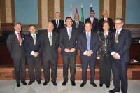 Foto de familia de autoridades tras la entrega de medallas