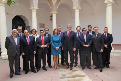 Autoridades acadmicas y galardonados en el patio de la Facultad