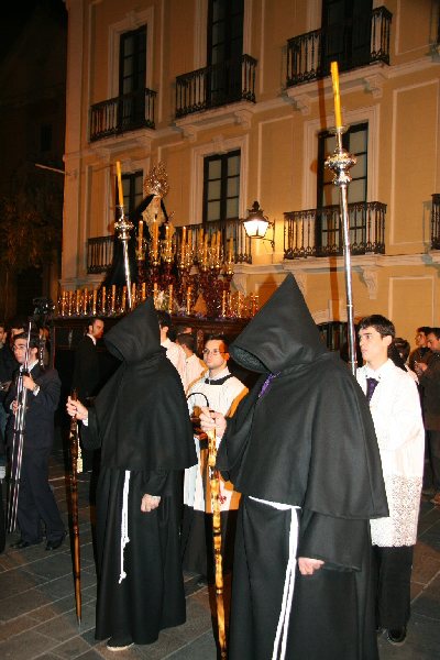 La Cofradia Universitaria desfila por primera vez con el que ser su hbito, una tnica de sayal negra con muceta y capucha