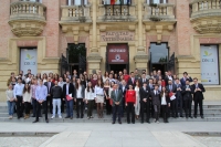 Foto de familia de la clausura del Torneo Tres Culturas en la entrada del Rectorado de la UCO.