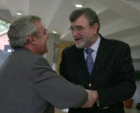 Los dos candidatos se saludan a su llegada a los Colegios Mayores