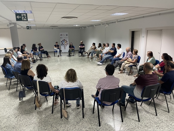 Imagen del encuentro, celebrado junto a las instalaciones de la Biblioteca Municipal de Puente Genil.