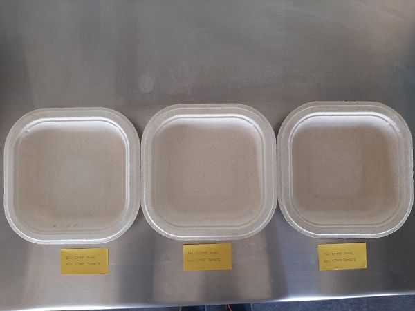 Tres ejemplos de bandejas de pasta de celulosa y pino obtenidas en diferentes proporciones 