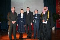 En el centro el rector, con los galardonados con motivo de la celebracin de la festividad de Santo Toms de Aquino