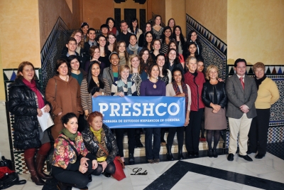 Alumnos de Preshco, profesores y autoridades acadmicas tras finalizar el acto de recepcin