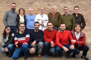 El equipo investigador junto con el autor principal del artículo, el profesor Vidal Barrón