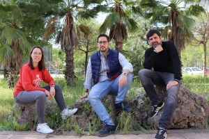 Los investigadores Amanda García, Juan Antonio Bellido y Javier Estévez, en el campus universitario de Rabanales. 